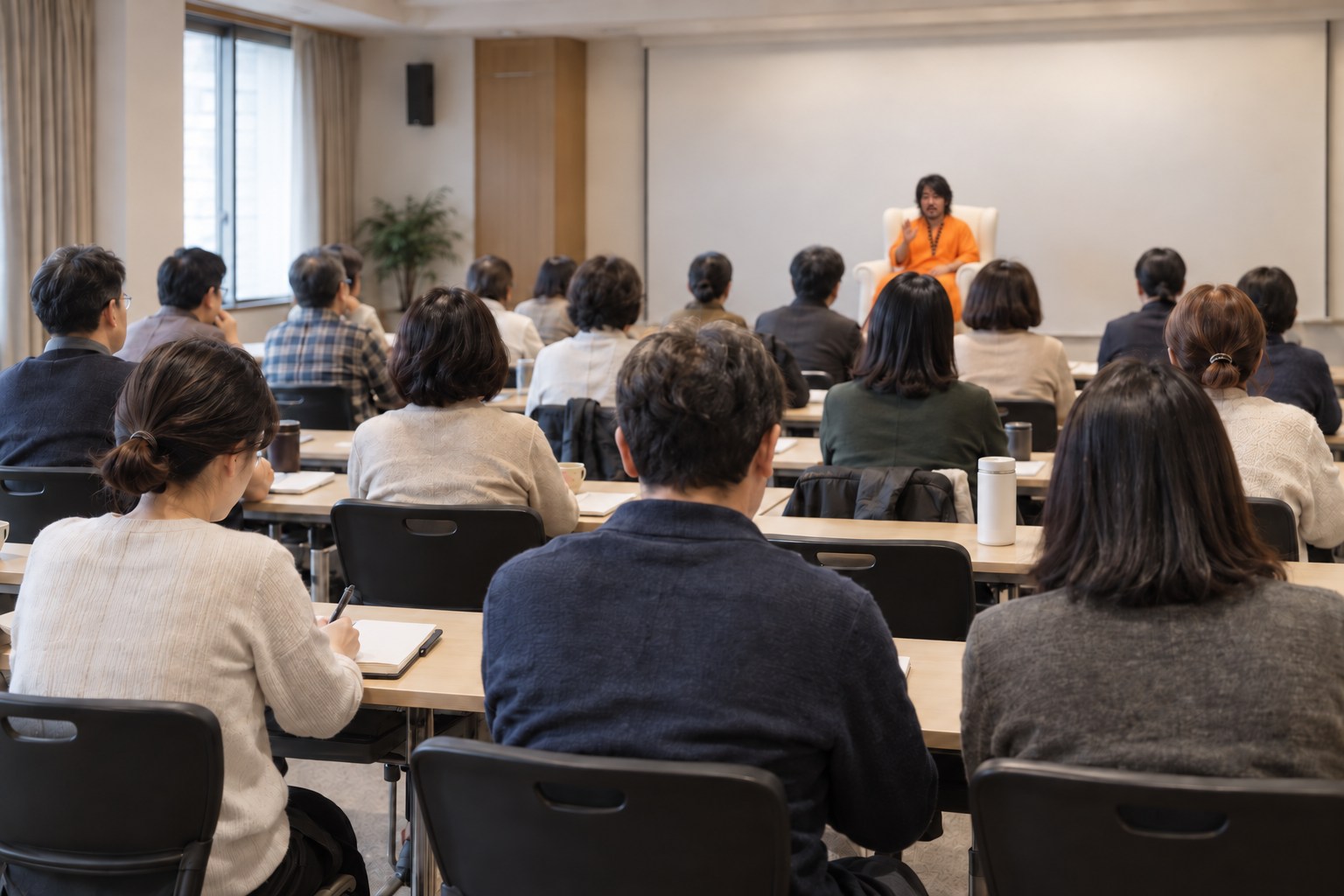 주황색 법의를 입고 흰색 의자에 앉은 바라쿰바구루무니의 모습을 참고해 재현한 국내 리트리트 AI 이미지 — 실제 행사 사진 아님